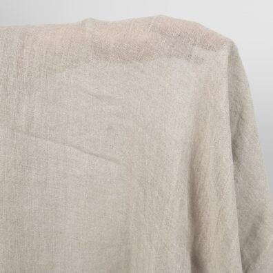 Szara, przeźroczysta, prana tkanina lniana.