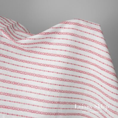 Biała tkanina lniano - bawełniana w czerwone szlaczki.