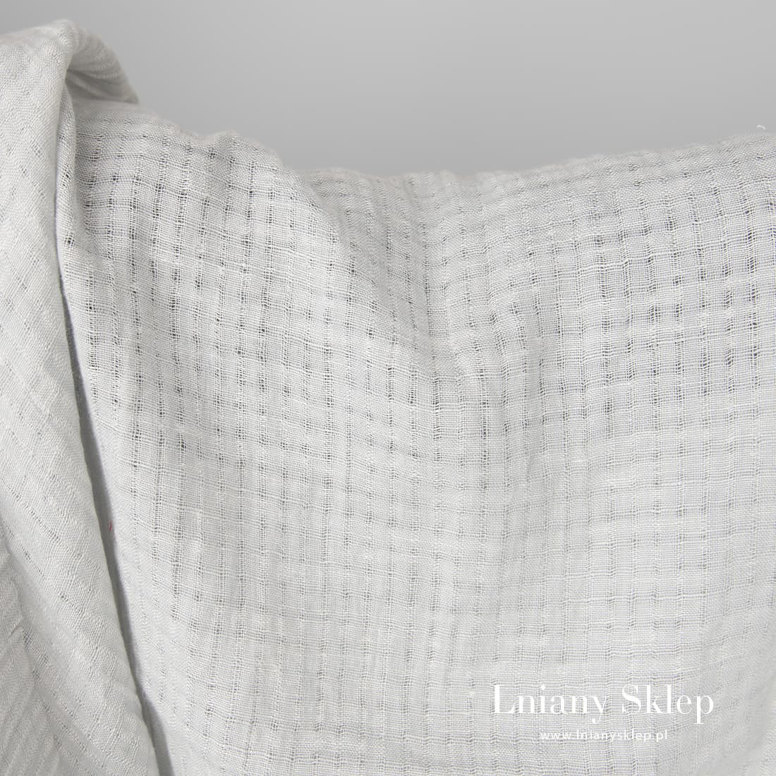 Jasnoszara tkanina na firanki, lekkie produkty.