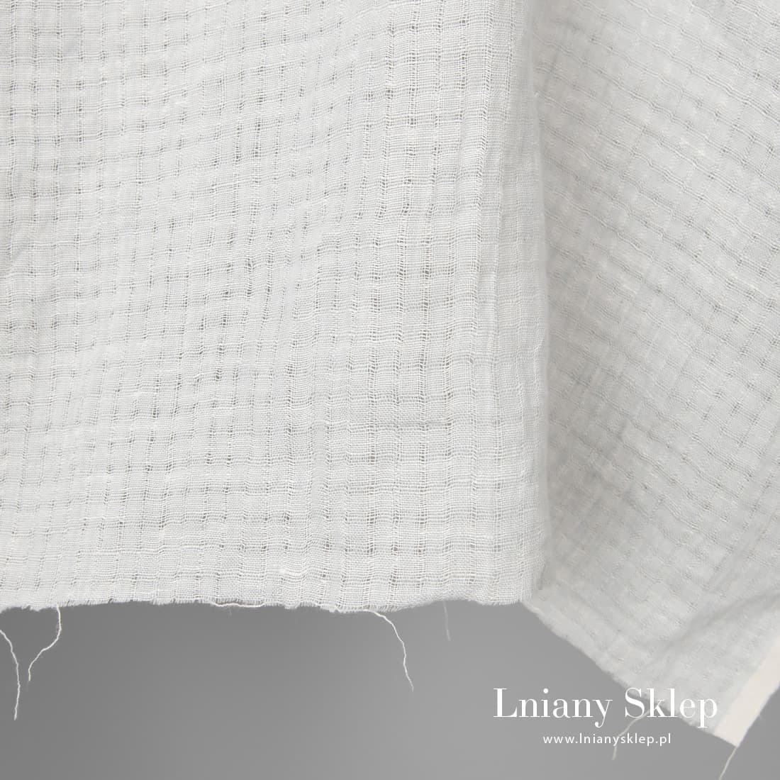 Tkanina wytkana w ażurową krateczkę.