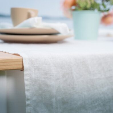 Bieżnik stołowy z mlecznobiałej (lekko żółtawej) tkaniny 100% lnianej