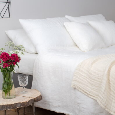 Biała pościel lniana: poszwa, poszewka, prześcieradło.