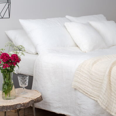 Biała pościel lniana: poszwa, poszewka, prześcieradło.