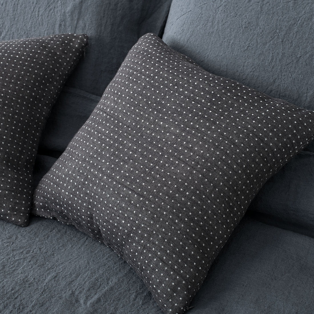 Grafitowa pościel lniana. Dekoracyjna poszewka na poduszkę.