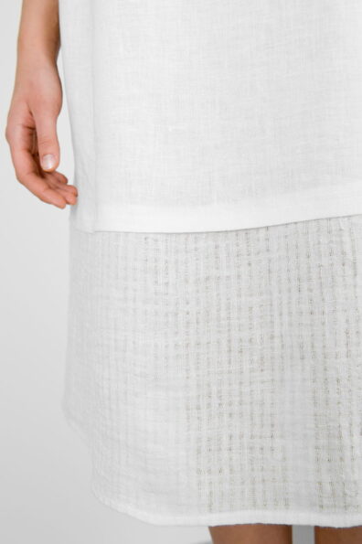 Góra - gładko tkana, dół - ażurowy. Biała sukienka lniana.