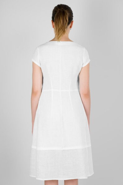 Biała sukienka lniana. Widok z tyłu.