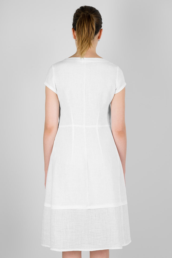 Biała sukienka lniana. Widok z tyłu.