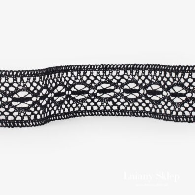 Czarna koronka lniana pięknie doda elegancji i lekkości strojowi albo któremuś z tekstyliów domowych. Szeroka 5,5cm.
