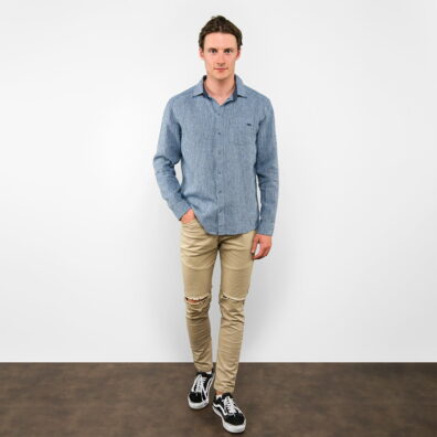 Lniana koszula męska w granatową krateczkę. Długi rękaw.