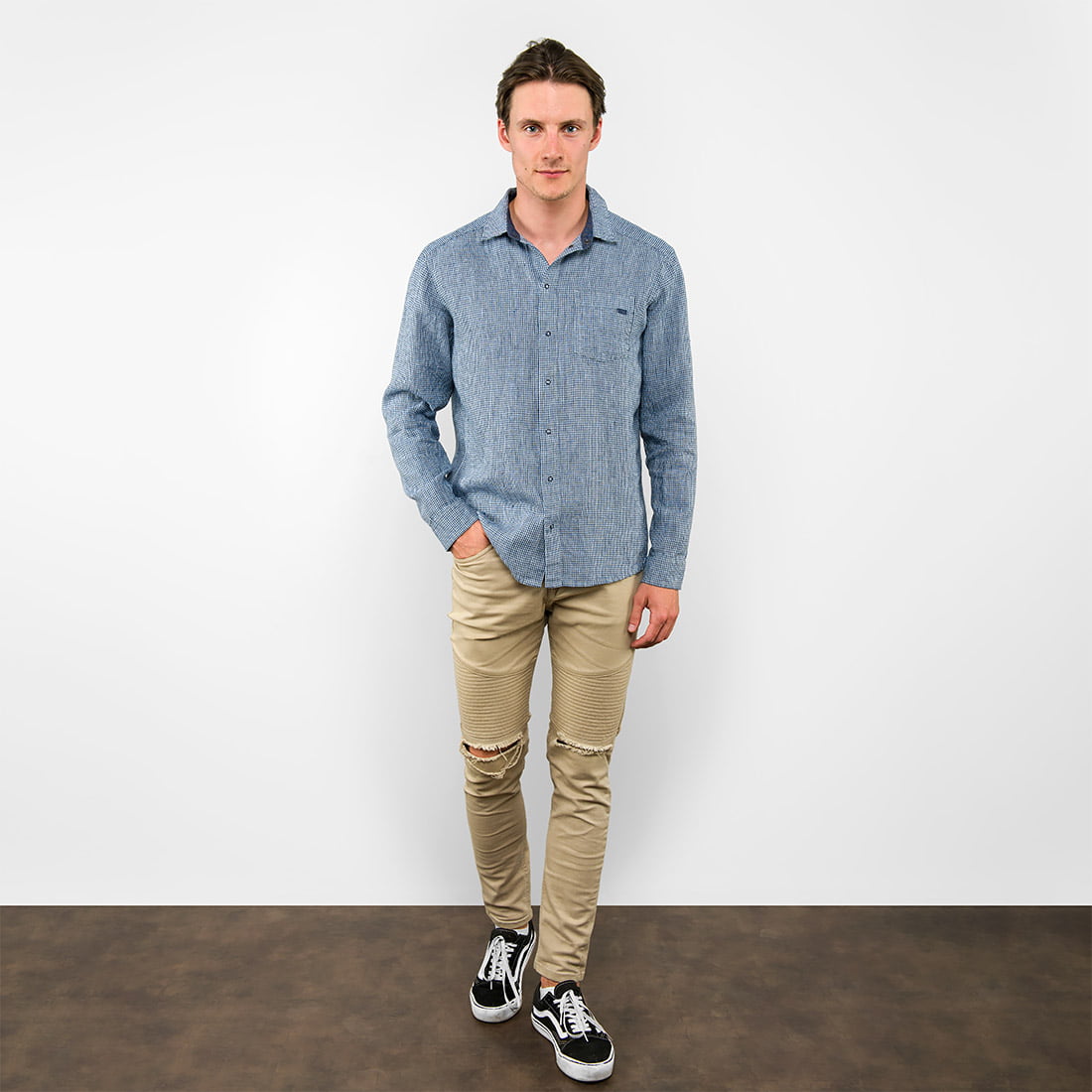 Lniana koszula męska w granatową krateczkę. Długi rękaw.