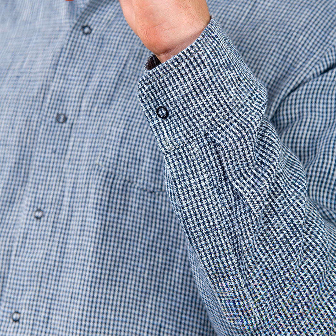 Lniana koszula męska w granatową krateczkę zapinana na napy.