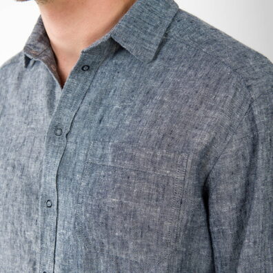 Lniana ciemna granatowa koszula męska. Tkanina przypomina dżins.