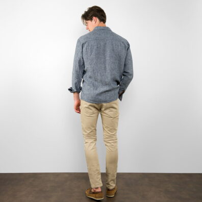 Lniana ciemna granatowa koszula męska. Luźny krój.