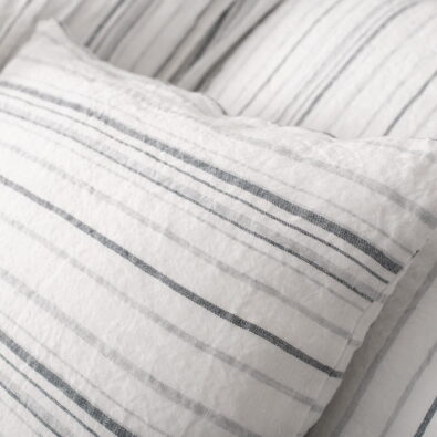 Biała w szare paski poszewka na poduszkę "Oksford".