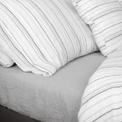 Jasne szare prześcieradło. Prany len.