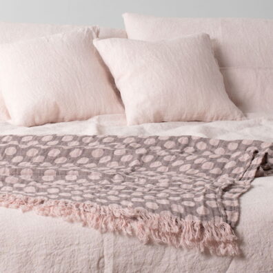 Różowa pościel z pranej tkaniny lnianej.