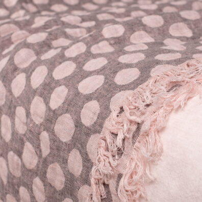 Różowa pościel i różowy lniany pled z kolekcji.