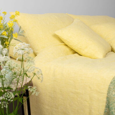 Żółta pościel lniana: poszwa na kołdrę.