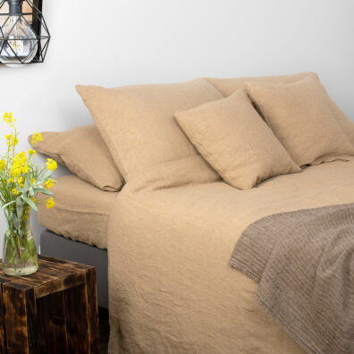 Brązowa pościel lniana: Prześcieradło, poszwa i poszewka.