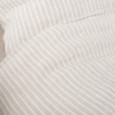 Szara pościel w białe pionowe paski.