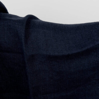 To bardzo gęsta i mocna, ale miękka i przytulna tkanina, bo w procesie produkcji poddaliśmy ją praniu.