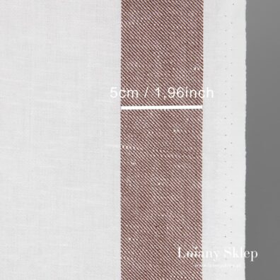 Wąska tkanina w paski brązowe na bokach.