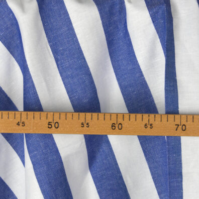 Tkanina lniano – bawełniana w granatowe pasy.