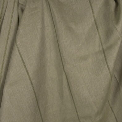 Lniana tkanina zielona w prześwitujące paski.