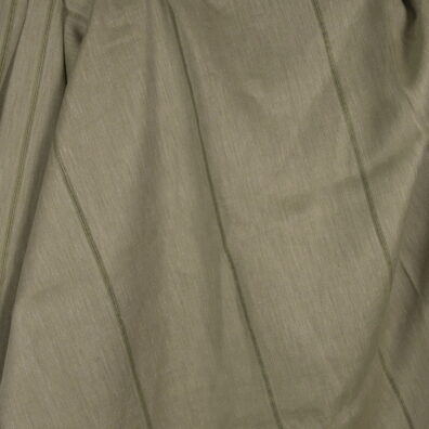 Lniana tkanina zielona w prześwitujące paski.