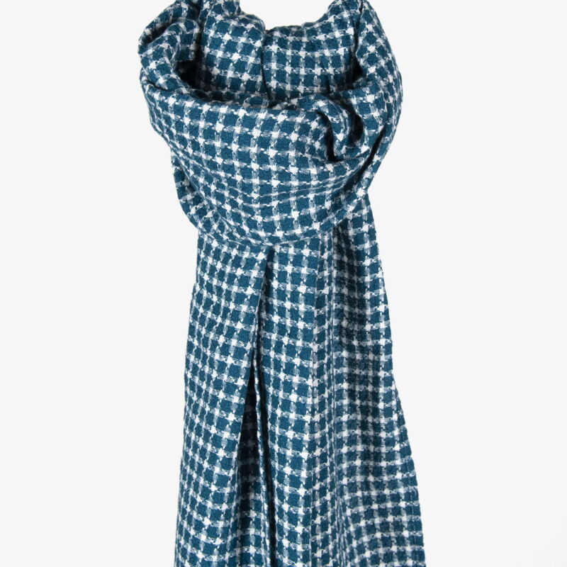 Lniany szalik w kratkę niebieską.