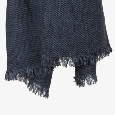 Lniany szalik czarny w szary wzorek. Z frędzelkami.