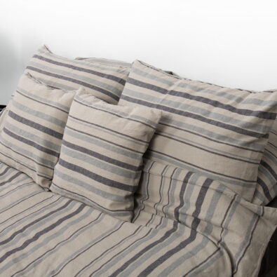 Pościel lniano - bawełniana w czarno – szare paski. Poszwa i poszewki.