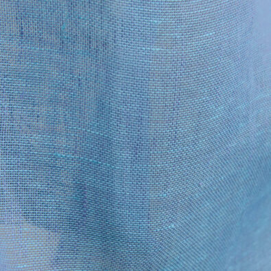 Lniana tkanina przeźroczysta błękitna.