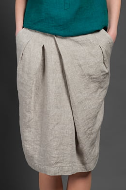 Jasna spódnica lniana.