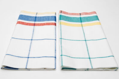 Białe ręczniczki - jeden w niebieskie, drugi - w zielone paski.