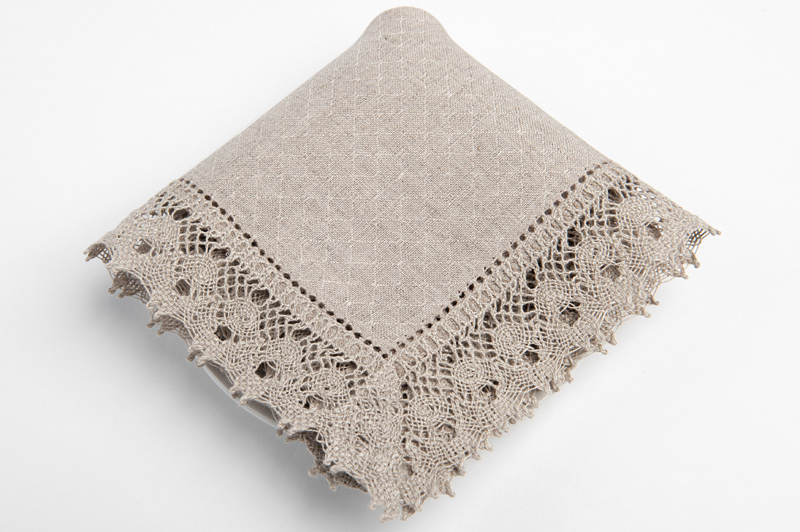 Lniana szara serwetka w romby bankiet&oacute;wka ozdobiona koronką.
