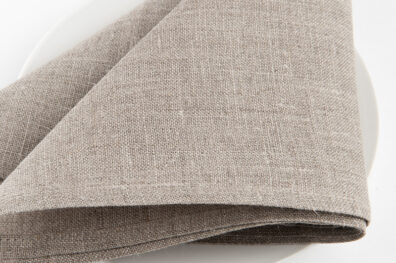 Lniana szara serwetka bankietowa. Brzeg wykończono gładkim szwem.