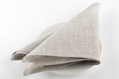 Lniana jasna szara serwetka bankietowa.