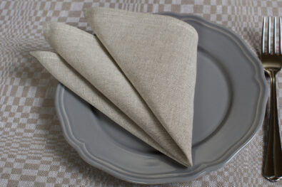 Jasnoszara jednobarwna lniano-bawełniana serwetka.