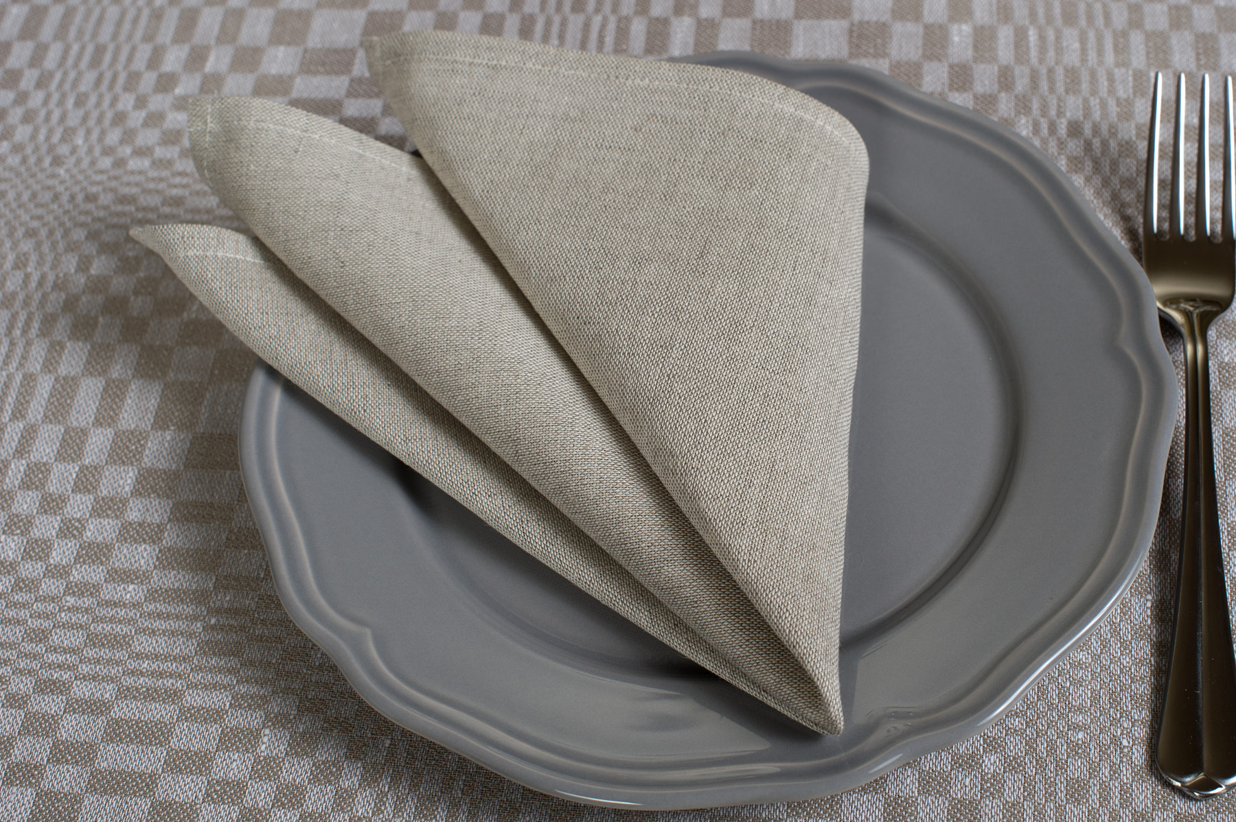 Jasnoszara jednobarwna lniano-bawełniana serwetka.