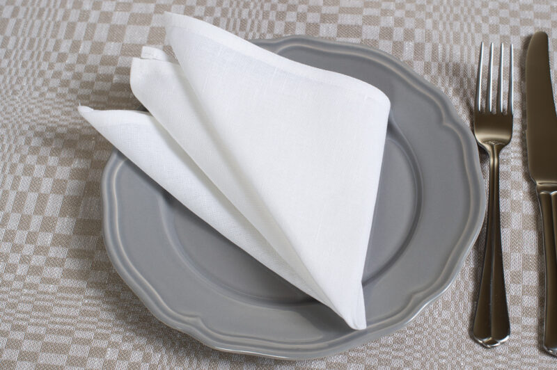 Śnieżnobiała lniano - bawełniana serwetka stołowa.