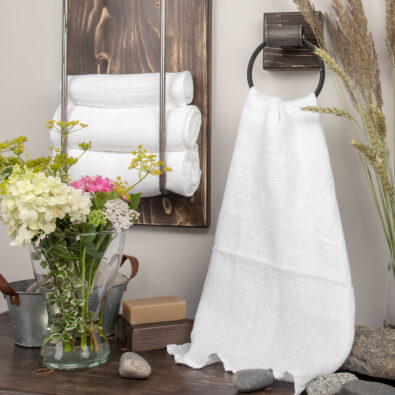 Lniany biały ręcznik kąpielowy.