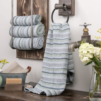 Szary lniany ręcznik kąpielowy w niebiesko – zielone paski.