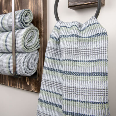 Ręcznik wytkany w oryginalny wzór dobrze wchłania wodę, szybko schnie.