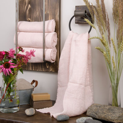 Różowy lniany ręcznik kąpielowy.
