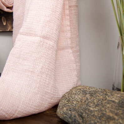 Ręcznik z pranej tkaniny 100% lnianej wytkanej we wzór waflowy.