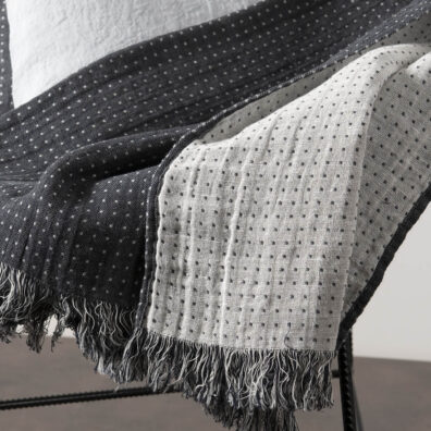 Lniany pled ozdobiony frędzlami o długości 5cm.