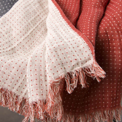 Pled lniany ozdobiony frędzlami o długości 5cm.