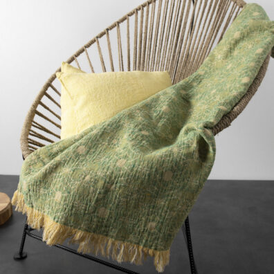 Obie strony żakardowego pledu pięknie się będą prezentowały jako narzuta na łóżko.