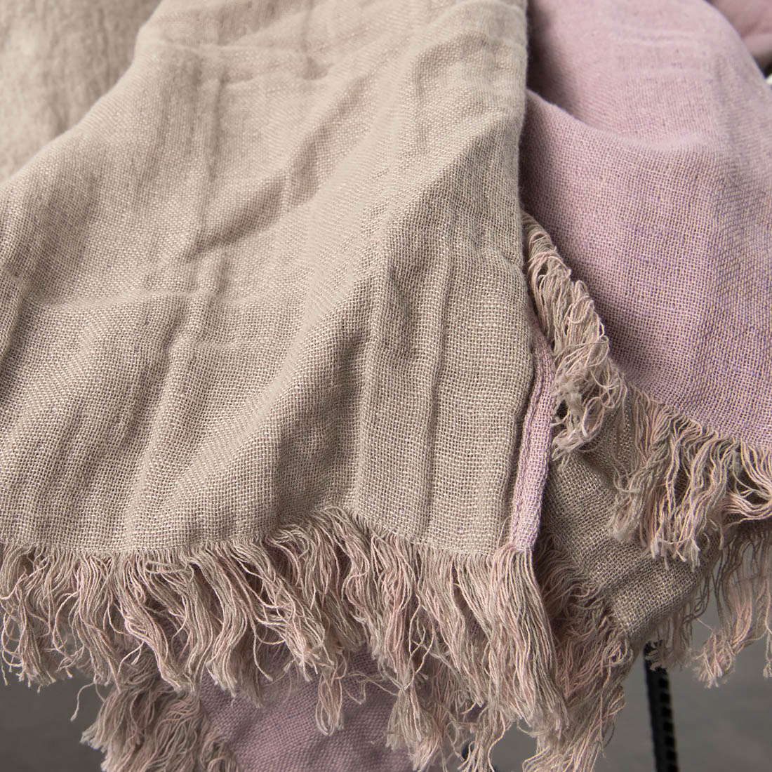 Krótsze strony pledu są ozdobione frędzelkami długimi 5cm.